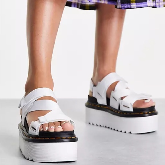 🆕 Women's Dr. Martens Kimber Sandal White Black Hydro + Logo Webbing Flatform - Picture 11 of 13